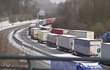 Kamiony na D8 nezvládly vyjet kopec a dálnice se ucpala ve směru na Německo.