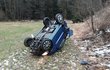 Při nehody u obce Těchobuz na Pelhřimovsku skončilo auto mimo silnici na střeše.