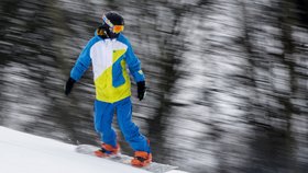 Přes výraznou oblevu se na horách i díky umělému zasněžování dá lyžovat.