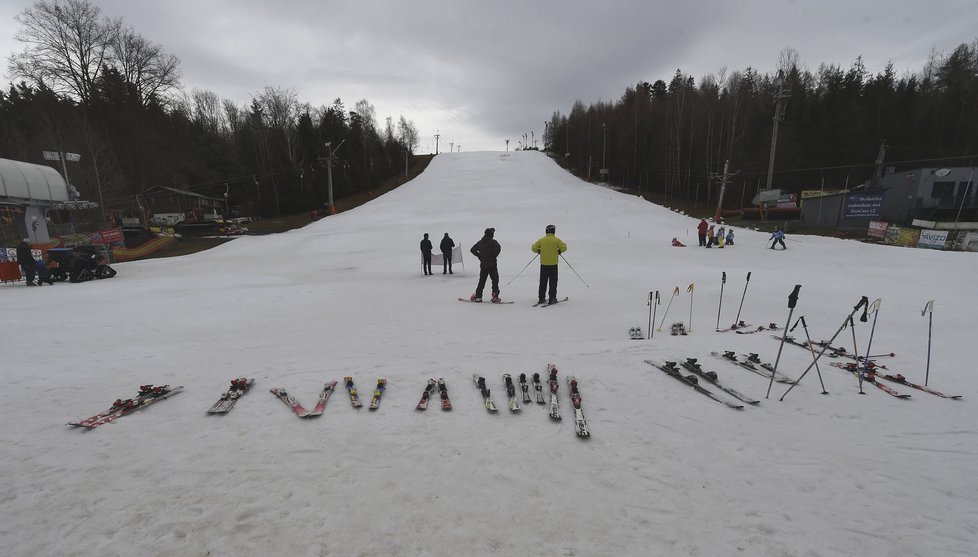 Přes výraznou oblevu se na horách i díky umělému zasněžování dá lyžovat.