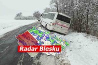 Sníh komplikuje dopravu, přibylo nehod. Hrozí další přeháňky, sledujte radar Blesku