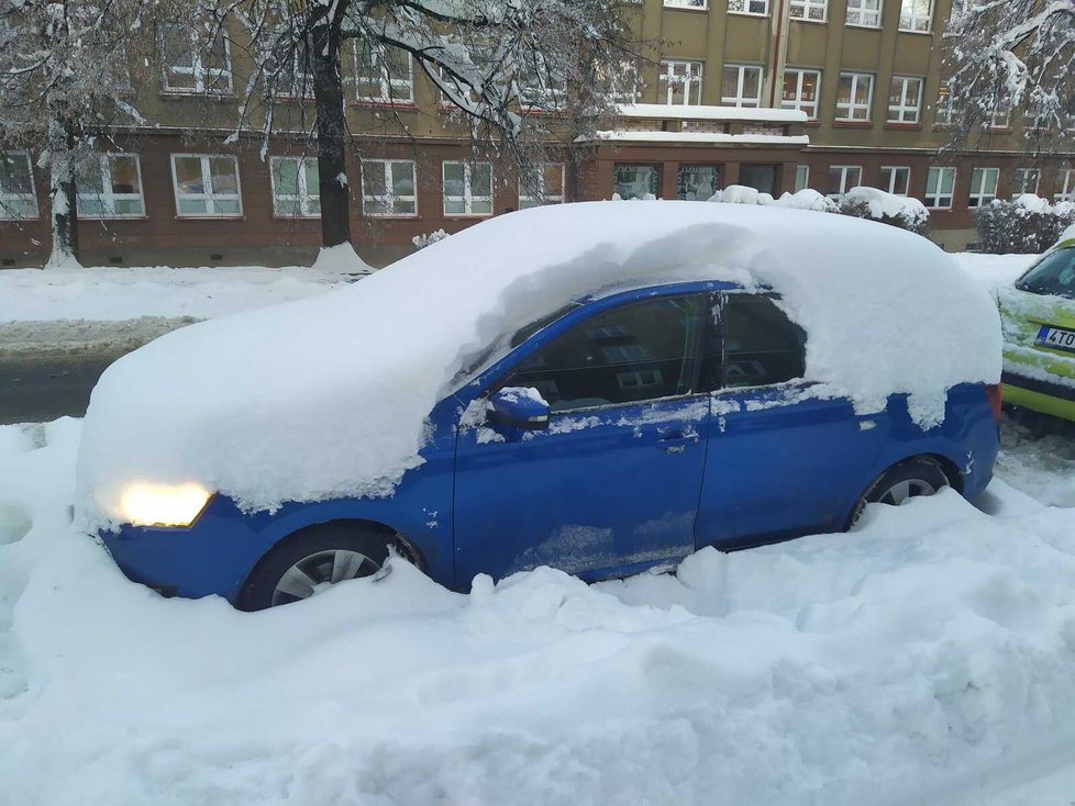 Vyhrabat zasypaná auta dalo řidičům pořádně zabrat.