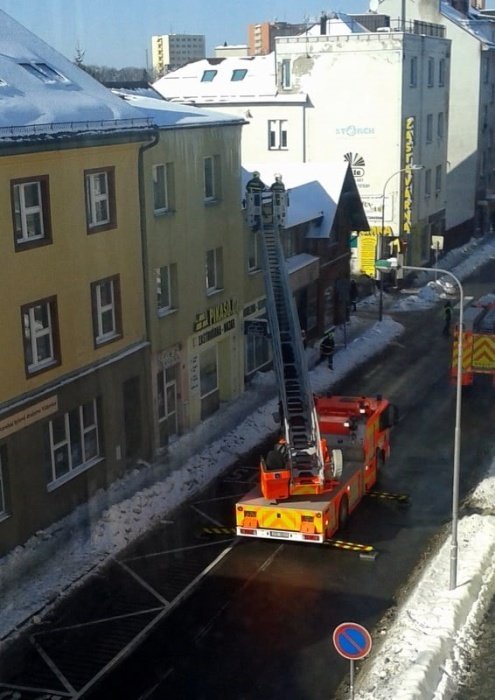 Hasiči odstraňují rampouchy jen z veřejných budov.