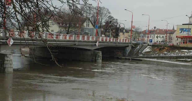 V pondělí ráno meteorologové výstrahu před povodněmi zrušili.