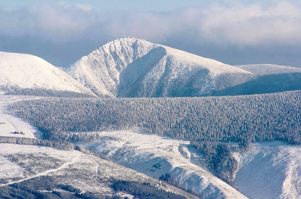 Během dne výrazně zesiloval vítr – na Sněžce nárazy větru dosáhly rychlosti orkánu tj. 137 km/h, na Klínovci 103 km/h. (ilustrační foto)