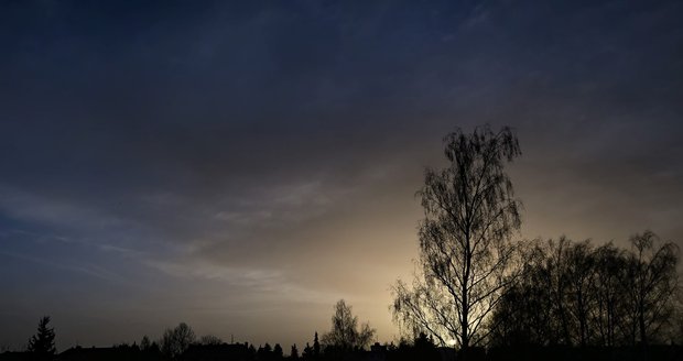 Oblaka s prachem z africké Sahary okrově zabarvil západ slunce, 30. března 2024, Třešť, Jihlavsko.