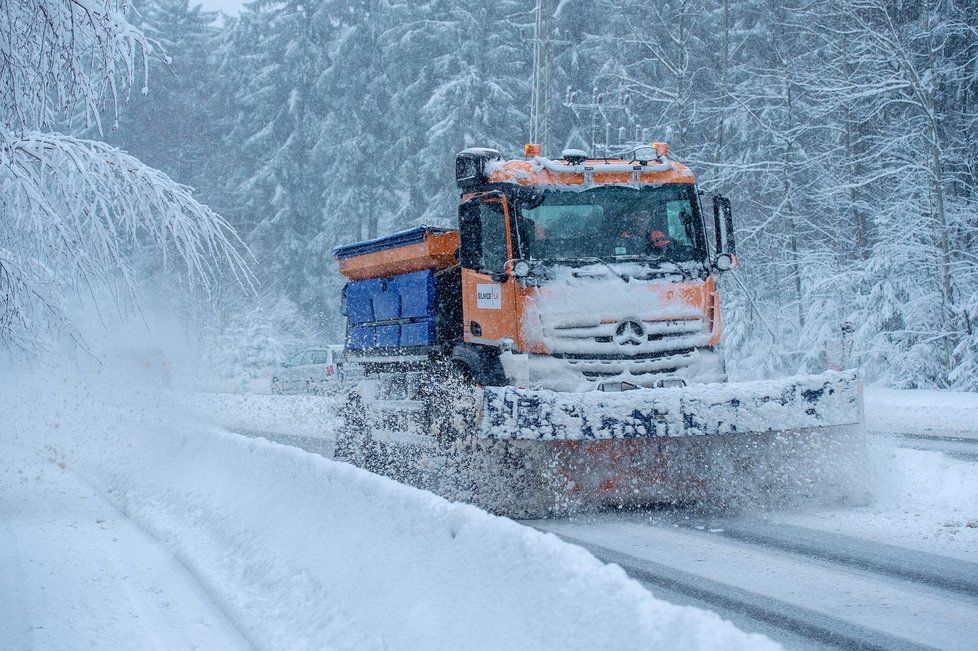 Sněžení komplikovalo dopravu v Libereckém kraji, na některých místech museli hasiči odstraňovat stromy popadané pod vahou mokrého sněhu (9.1.2019)