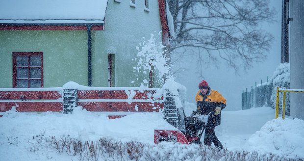 Sněžení komplikovalo dopravu v Libereckém kraji, na některých místech museli hasiči odstraňovat stromy popadané pod vahou mokrého sněhu. (9.1.2019)