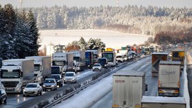 Ledovka na silnicích: U Brna se srazilo 10 aut, na Vysočině stály autobusy