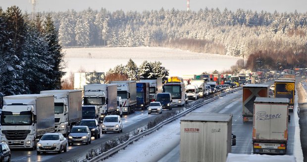Řidiče v Česku opět potrápila ledovka a uježděný sníh