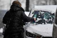 Do Česka se v dubnu vrátila zima: Řidiče potrápil ujetý sníh i zledovatělé silnice