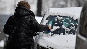 Do Česka se v dubnu vrátila zima: Řidiče potrápil ujetý sníh i zledovatělé silnice