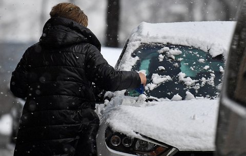 Do Česka se v dubnu vrátila zima: Řidiče potrápil ujetý sníh i zledovatělé silnice