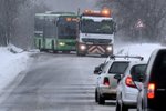 Husté sněžení ochromilo dopravu v Ústeckém kraji. Snímek ukazuje vyprošťování autobusu v Háji u Duchcova na Teplicku. (9.1.2019)