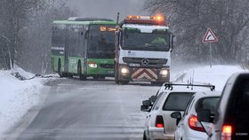 Husté sněžení ochromilo dopravu v Ústeckém kraji. Snímek ukazuje vyprošťování autobusu v Háji u Duchcova na Teplicku. (9.1.2019)