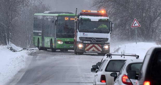 Popadané stromy, sněhové jazyky a nehody. Dopravu v Česku brzdí úder zimy