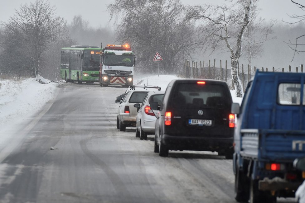 Silnice v Česku jsou pokryté sněhem, jezděte s opatrností