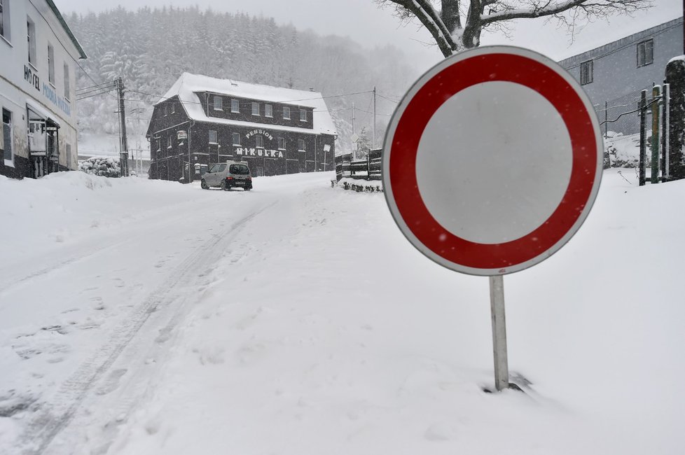 Silnice v Česku jsou pokryté sněhem, jezděte s opatrností