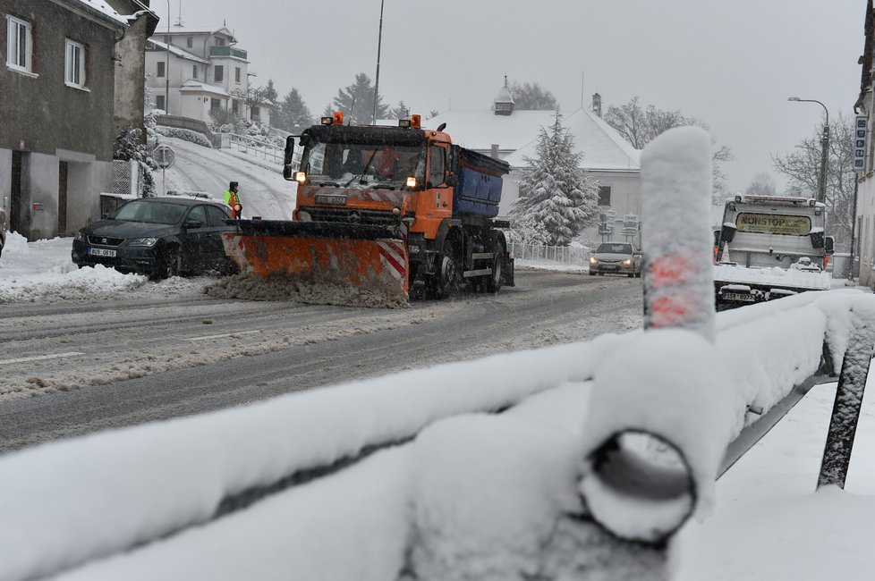 Husté sněžení ochromilo dopravu v Ústeckém kraji (9.1.2019)