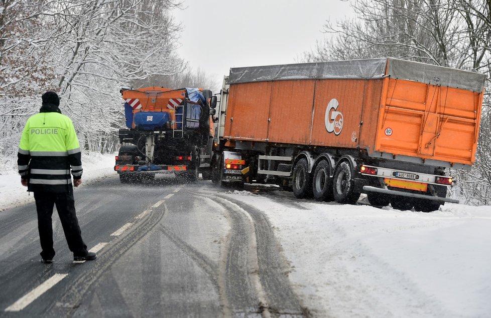 Silnice v Česku jsou pokryté sněhem, jezděte s opatrností