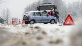 Sníh na silnicích komplikuje dopravu, Česko sevře silný mráz 