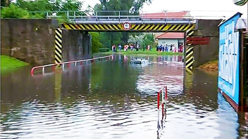 Extrémní bouřky na Slovensku způsobily lokální záplavy.