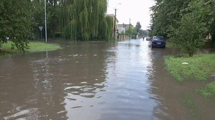 Extrémní bouřky na Slovensku způsobily lokální záplavy.