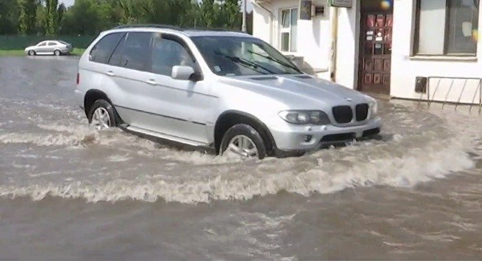 Extrémní bouřky na Slovensku způsobily lokální záplavy.