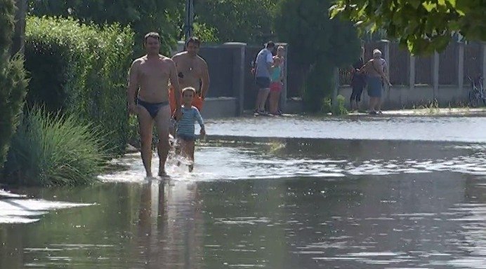 Extrémní bouřky na Slovensku způsobily lokální záplavy.