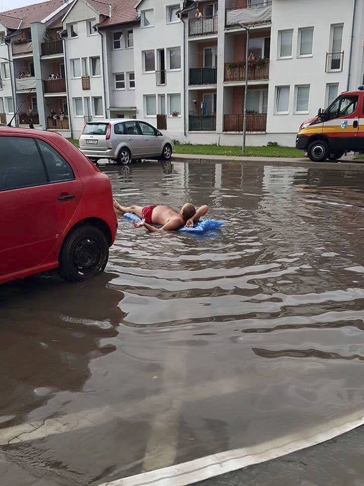 Muž v Holíči si lokální záplavy užil po svém.