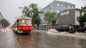 Přívalové deště na Slovensku zaplavily silnice i domy. Takhle to vypadalo v Bratislavě.