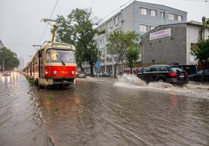 Přívalové deště na Slovensku zaplavily silnice i domy. Takhle to vypadalo v Bratislavě.