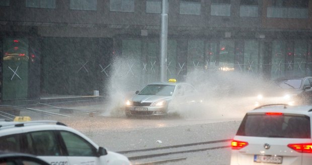 Přívalové deště na Slovensku zaplavily silnice i domy. Takhle to vypadalo v Bratislavě. 