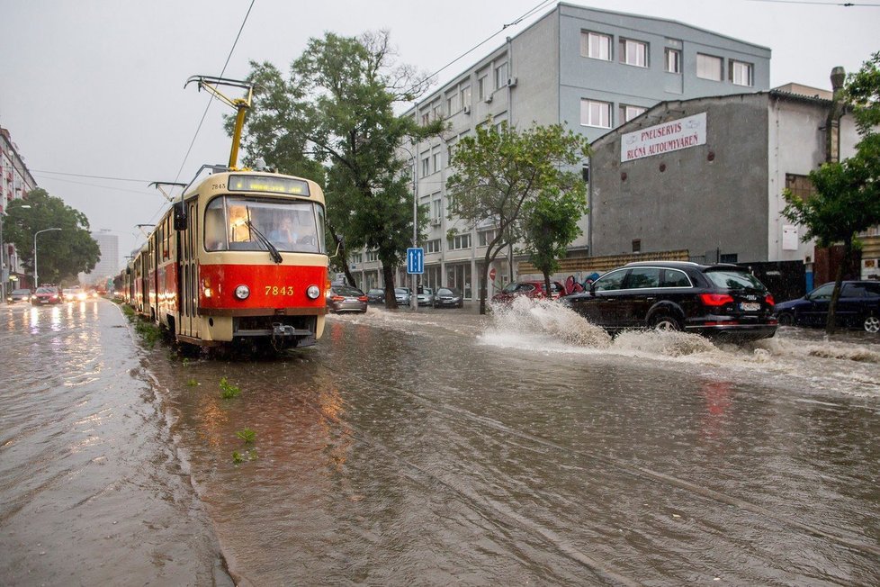 Přívalové deště na Slovensku zaplavily silnice i domy. Takhle to vypadalo v Bratislavě.