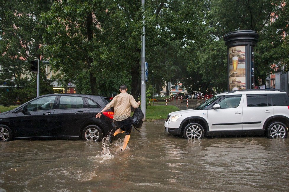 Přívalové deště na Slovensku zaplavily silnice i domy. Takhle to vypadalo v Bratislavě. 