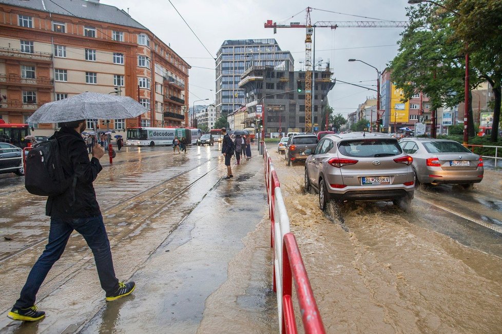 Přívalové deště na Slovensku zaplavily silnice i domy. Takhle to vypadalo v Bratislavě. 