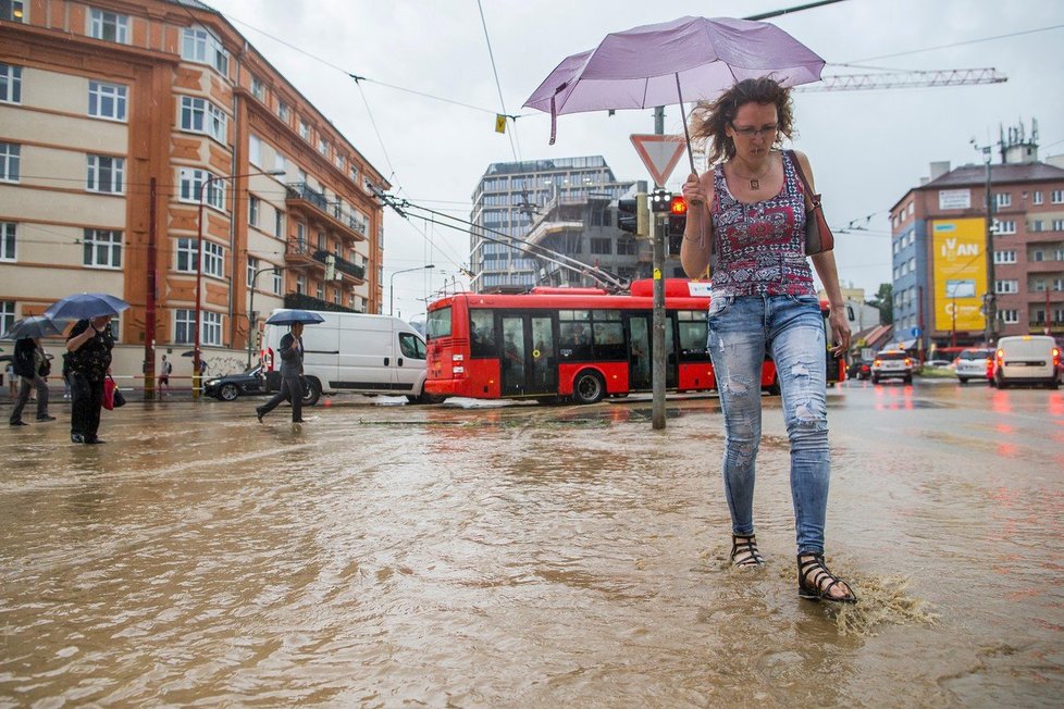 Přívalové deště na Slovensku zaplavily silnice i domy. Takhle to vypadalo v Bratislavě