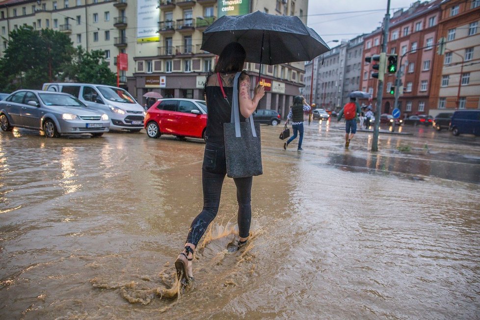 Přívalové deště na Slovensku zaplavily silnice i domy. Takhle to vypadalo v Bratislavě