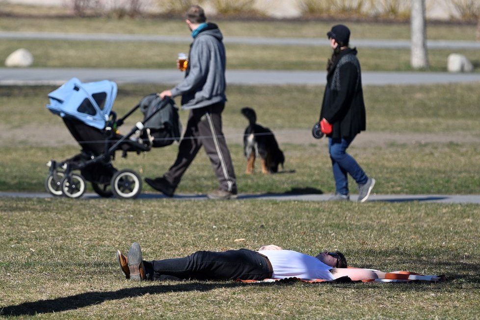 Lidé si užívají slunného odpoledne na Letenské pláni v Praze (23. 3. 2022)