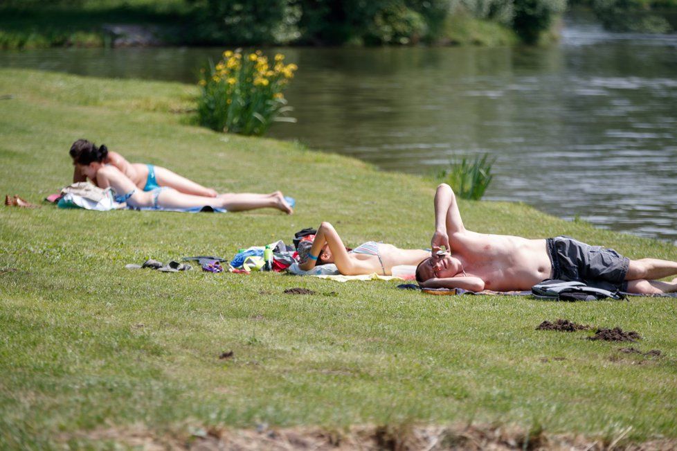Do Česka se v sobotu vrací letní počasí s teplotami ke 30 °C