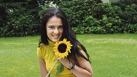 „První letní den a je zataženo. Tak jsem si sluníčko za 40 korun koupila domů do vázy,“ řekla s úsměvem Monika Bachratá (26) z Karlových Varů. Navzdory zamračené obloze sladila své oblečení do sluníčkově žluté barvy.
