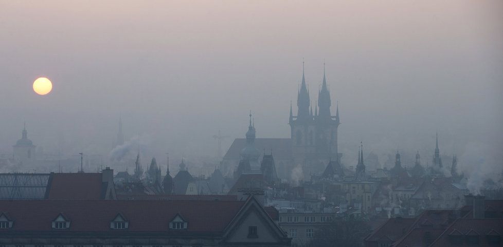 Takto vypadá Praha při smogu.