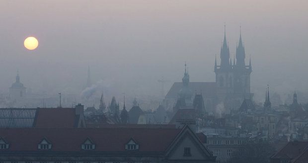 Smogová situace v Praze: „Zakažte jízdu autům se sudou či lichou SPZ,“ říká studie