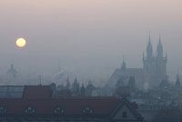 MHD zdarma při smogové situaci, zkrocení airbnb, návrat k družstevnímu bydlení. Jaké změny Praha plánuje?