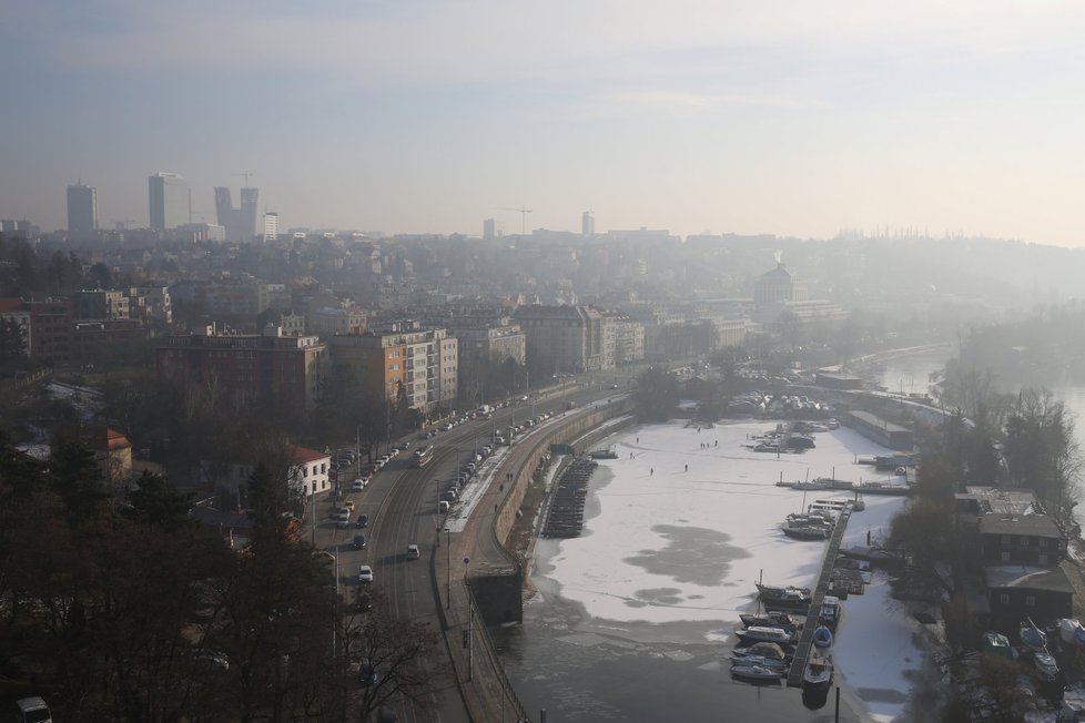 Takto vypadá Praha při smogu.