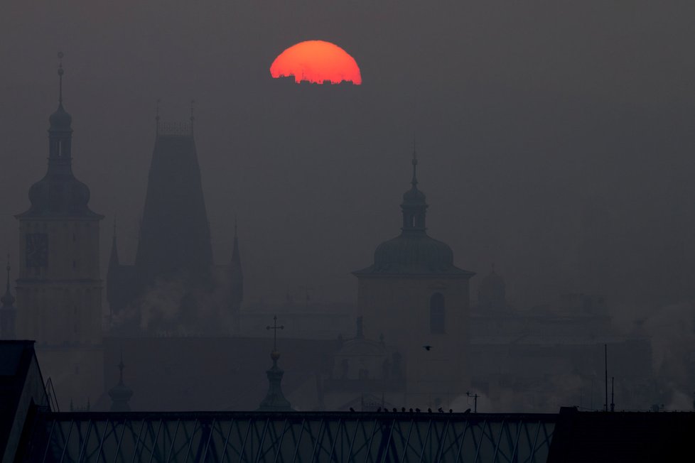 Takto vypadá Praha při smogu.