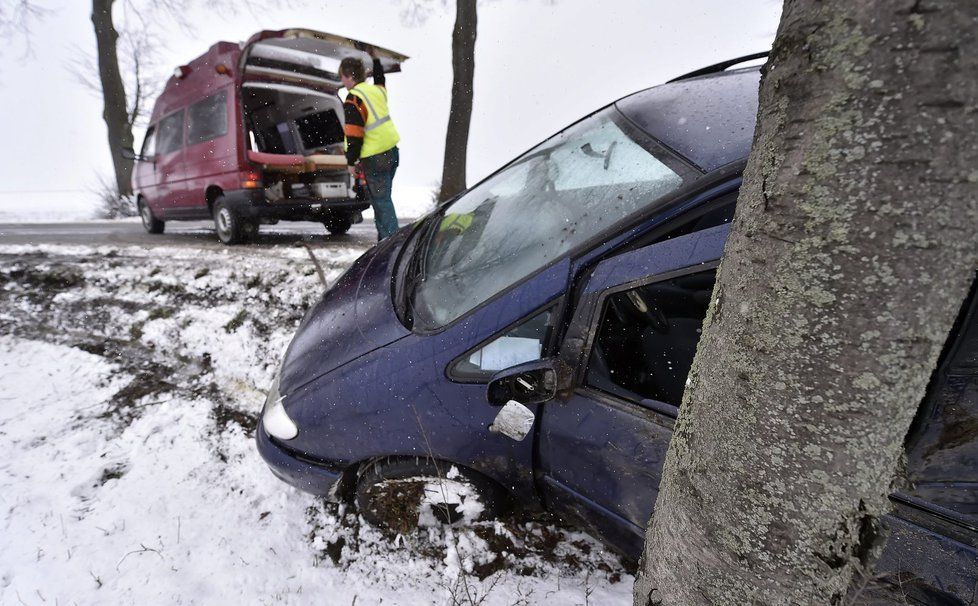 Na zledovatělých nebo zasněžených silnicích na Vysočině byly zaznamenány desítky nehod převážně bez větších škod a zranění.