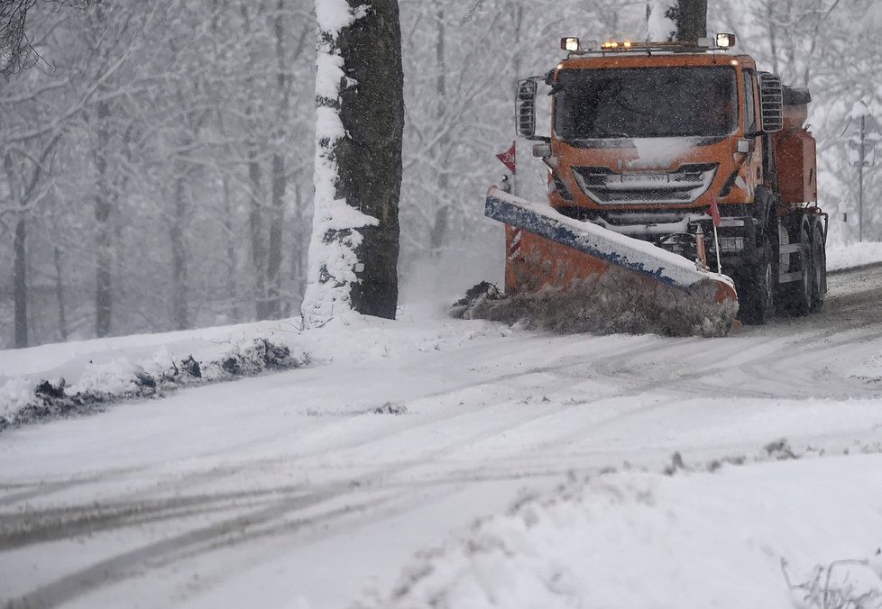 Husté sněžení zkomplikovalo řidičům jízdu i po celé Vysočině.