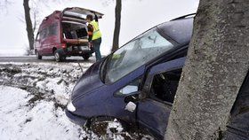 Na zledovatělých nebo zasněžených silnicích na Vysočině byly zaznamenány desítky nehod převážně bez větších škod a zranění. (archivní foto)