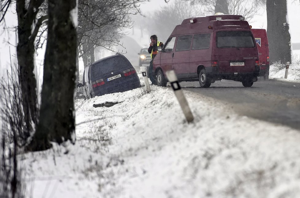 Na zledovatělých nebo zasněžených silnicích na Vysočině byly zaznamenány desítky nehod převážně bez větších škod a zranění.